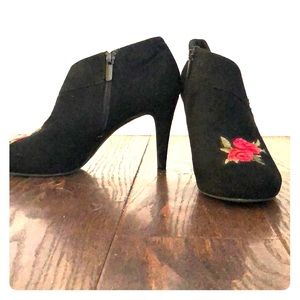 Black suede like high heel booties w embroidered🌹